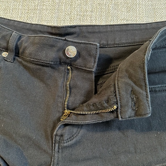 H&M DIVIDED Black Wash Denim 1.5" inseam Jean Shorts Low Waist 5-Pocket Women 12 - Picture 4 of 14